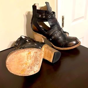 Freebird by Steven. Model, Sonoma black distressed. The color is like off black